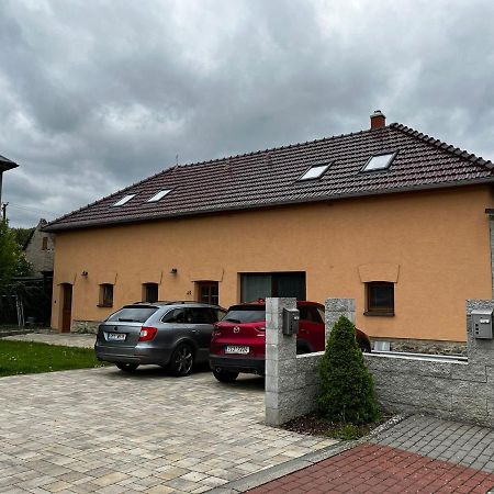 Prijemny Podkrovni Byt S Parkovanim Na Pozemku. Trsice Exterior photo