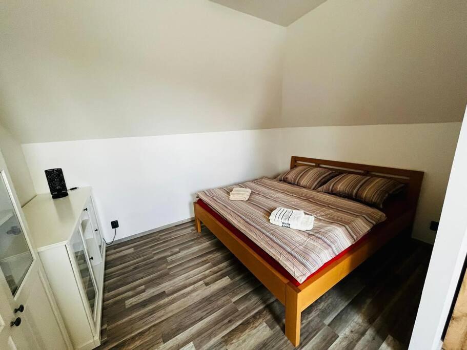 Prijemny Podkrovni Byt S Parkovanim Na Pozemku. Trsice Exterior photo
