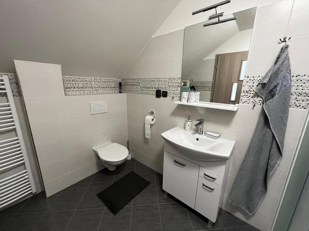 Prijemny Podkrovni Byt S Parkovanim Na Pozemku. Trsice Exterior photo
